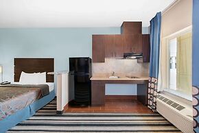 Super 8 by Wyndham Dilley TX