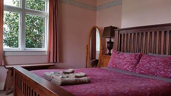 Designer Cottage B&B