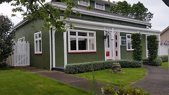 Designer Cottage B&B