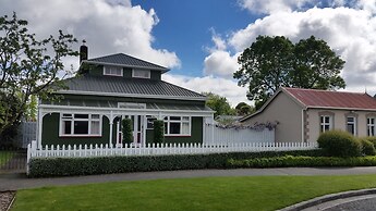 Designer Cottage B&B