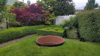 Designer Cottage B&B