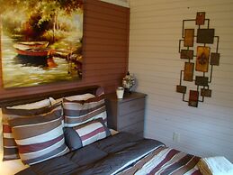 Bay Leaf Cottages & Bistro