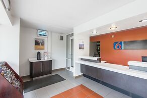 Motel 6 Overland Park, KS