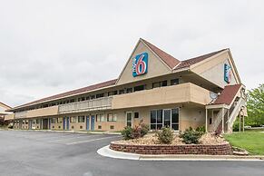 Motel 6 Overland Park, KS