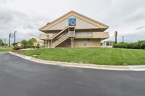 Motel 6 Overland Park, KS