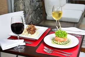 Real Colonia Hotel & Suites