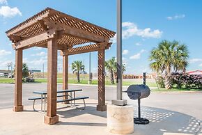 Super 8 by Wyndham Cotulla TX