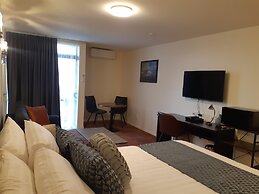 City of Sails Motel
