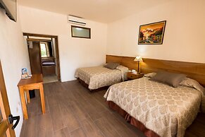 Hotel y Centro de Convenciones Jardines del Lago