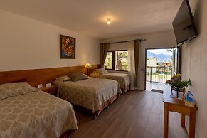 Hotel y Centro de Convenciones Jardines del Lago