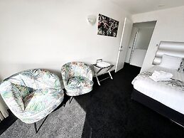 DeLorenzo's Studio Apartments