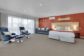 DeLorenzo's Studio Apartments