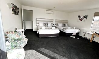 DeLorenzo's Studio Apartments