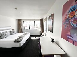DeLorenzo's Studio Apartments