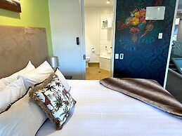 DeLorenzo's Studio Apartments