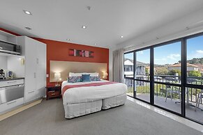 DeLorenzo's Studio Apartments