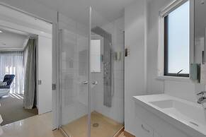 DeLorenzo's Studio Apartments