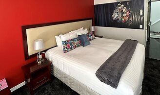 DeLorenzo's Studio Apartments