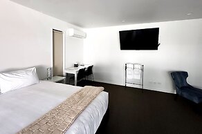DeLorenzo's Studio Apartments