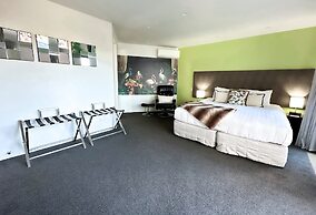 DeLorenzo's Studio Apartments