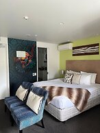 DeLorenzo's Studio Apartments