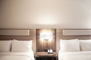 Holiday Inn Express and Suites Overland Park by IHG