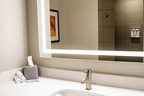 Holiday Inn Express and Suites Overland Park by IHG