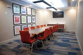 Holiday Inn Express and Suites Overland Park by IHG