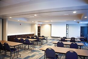 Holiday Inn Express and Suites Overland Park by IHG