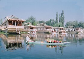 Wangnoo Houseboats
