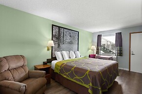 Super 8 by Wyndham Branson / Shepherd of the Hills Exwy