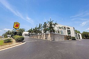 Super 8 by Wyndham Branson / Shepherd of the Hills Exwy