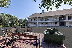 Super 8 by Wyndham Branson / Shepherd of the Hills Exwy