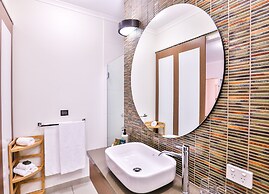 Indulge Apartments - Ontario