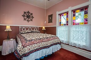 Kaleidoscope Inn & Gardens