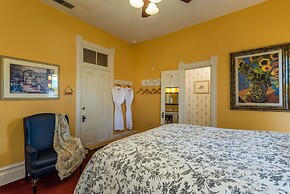 Kaleidoscope Inn & Gardens