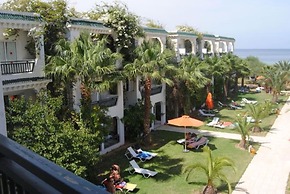 Palmyra Golden Beach Families and Couples