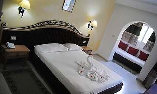 Palmyra Golden Beach Families and Couples