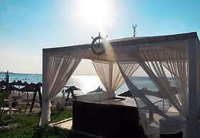 Palmyra Golden Beach Families and Couples