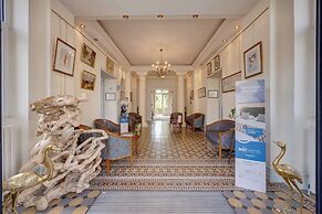 BRIT HOTEL CONFORT BAGNOLES NORMANDIE