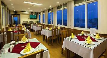 Lucky 3 Hotel & Travel