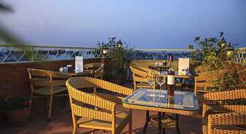 Lucky 3 Hotel & Travel