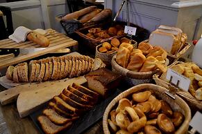 Hotel De La Porte Saint Pierre