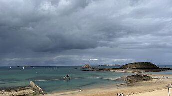 Hotel De La Porte Saint Pierre