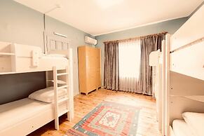 Cheers Midtown Hostel