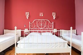 Cheers Midtown Hostel