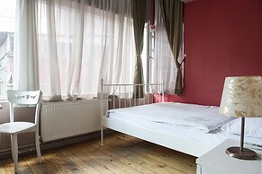 Cheers Midtown Hostel