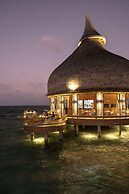 OUTRIGGER Maldives Maafushivaru Resort
