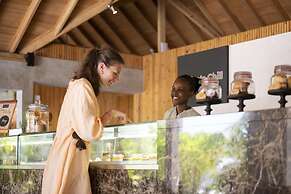 OUTRIGGER Maldives Maafushivaru Resort