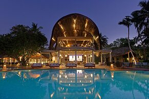 OUTRIGGER Maldives Maafushivaru Resort